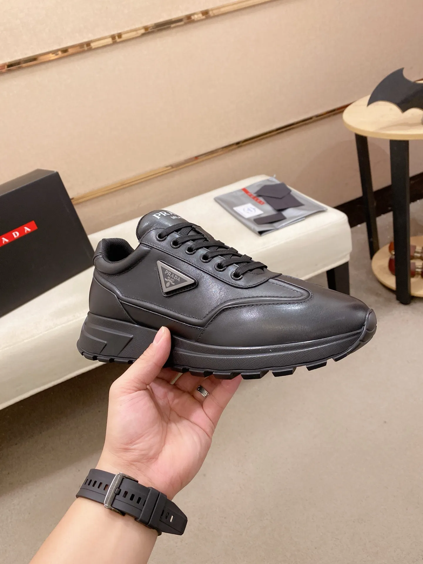 Factory price 600💰 ✔️✔️✔️High version High-quality new PRADA counters are on the market at the same time. The new men's shoes and 😘fabrics are selected from first-layer cowhide and are made by pure handicrafts. Lining: Full cowhide lining. 👍🏿 High-end ☄️ air-cushion molded anti-slip rubber outsole, exquisite lines, simple and elegant, comfortable and high-end for leisure travel. Code number: 38 to 45